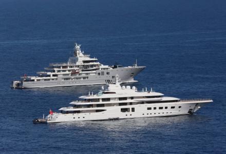 Top 8 photos of yachts at anchor in Monaco