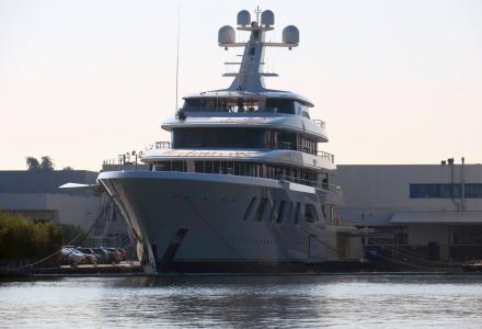 Mast installed on 92m Feadship Aquarius