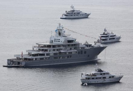 5 images that show the scale of megayachts