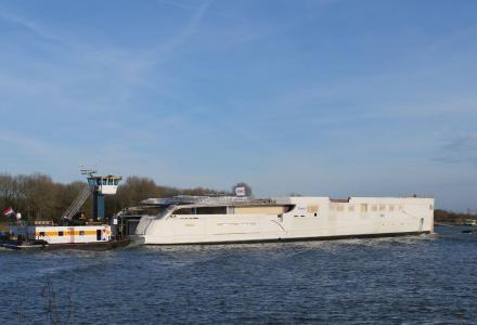 93m Feadship hull 814 on the move
