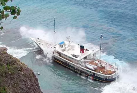 48m yacht Elsa runs ashore in Saba