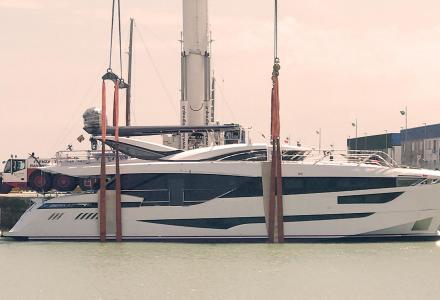 27.5m Kalliente hits the water at Dominator