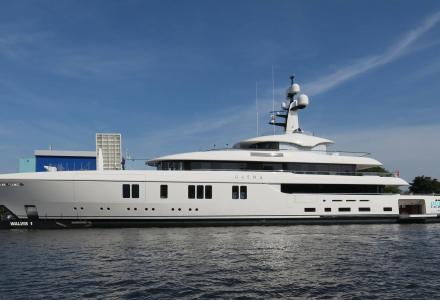 Hasna leaving Feadship Kaag yard