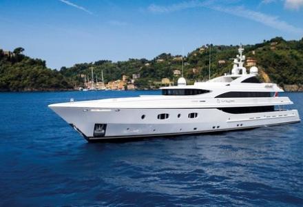 Turquoise arrives at Port Denia Shipyard for a renewal operation