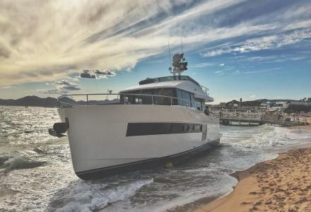 17m yacht beached in Cannes
