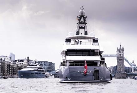 98-meter Aviva and 74-meter Elandess on the River Thames