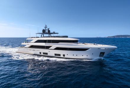 Custom Line Navetta 42 superycht : the biggest Navetta ever