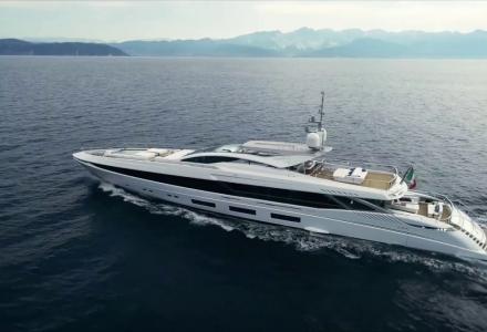 Must-see : light show on 54-meter superyacht El Leon