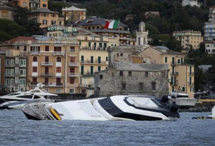 Apocalypse in Italy : heavy storm destroyed luxury yachts