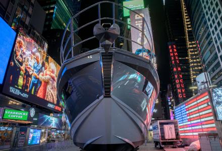 Azimut-Benetti installs a 18-metre yacht in Times Square