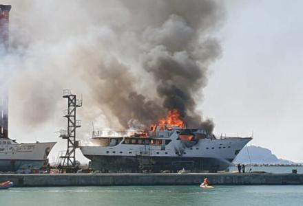 The 34 metre M/Y Hidalgo on fire - another terrible accident in the world of superyachts