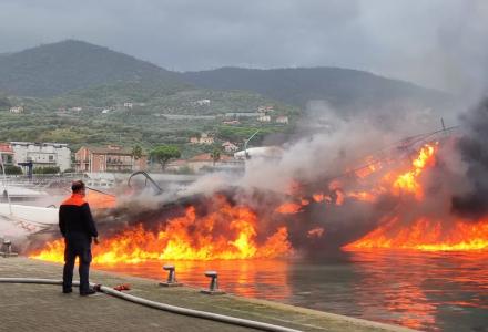 Lady Vanilla, 29 metre superyacht by Custom Line, catching fire in Italy 