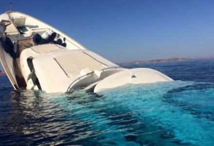 Navetta 33 sinks in Mykonos