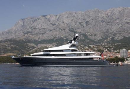 yacht Phoenix 2