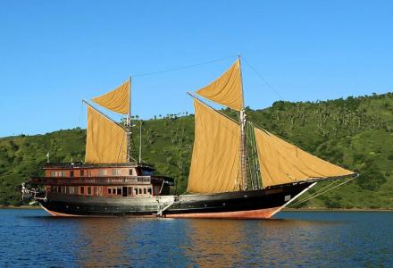 yacht Alila Purnama