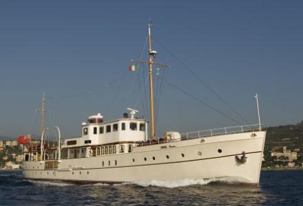 yacht Amphora