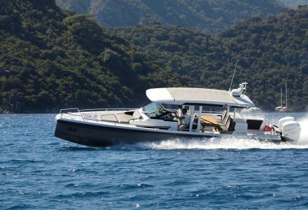 yacht Axopar 37 Sun Top Chase Boat