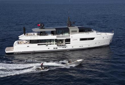 yacht M