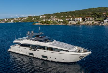 yacht La Familia II