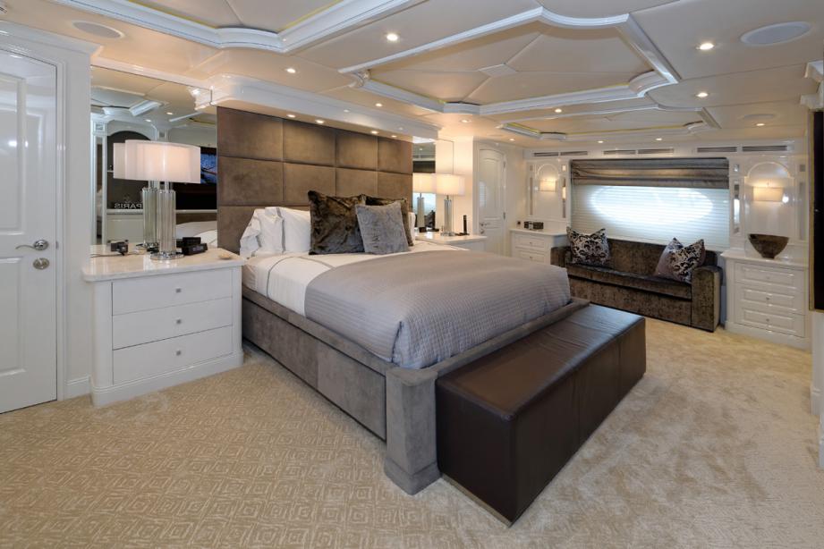 yacht Nicole Evelyn