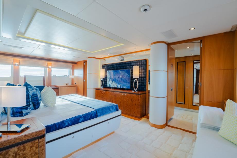 yacht Sharkfinn