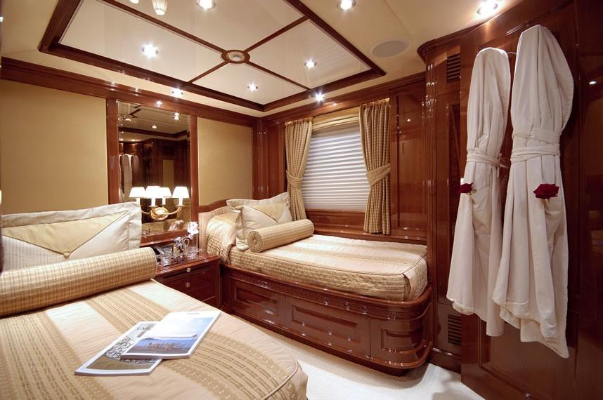 yacht Aura