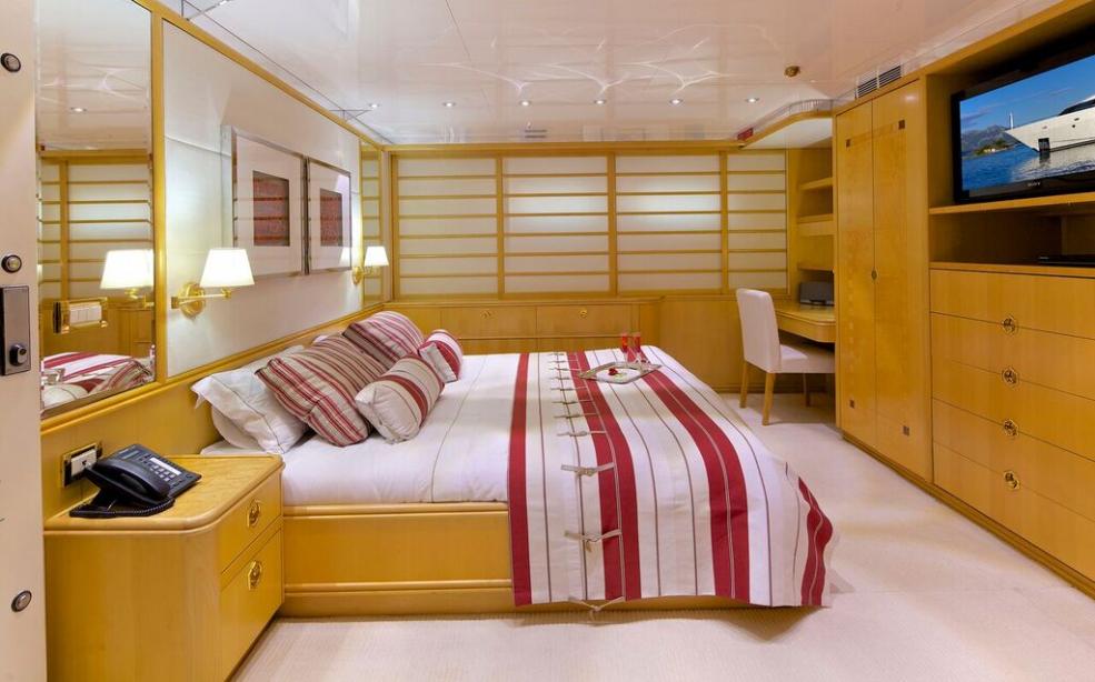 yacht O'Leanna