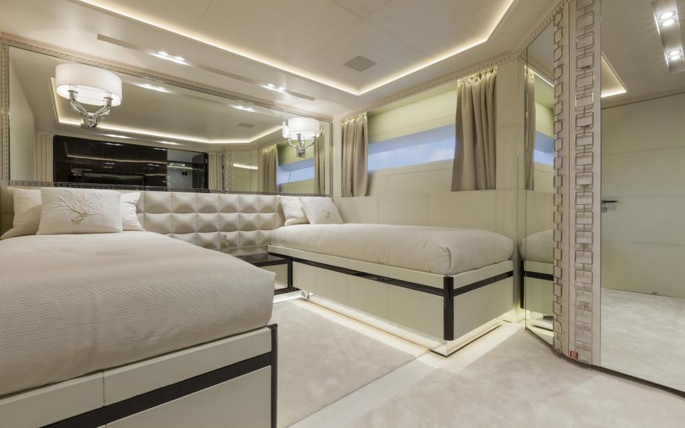 yacht Parillion