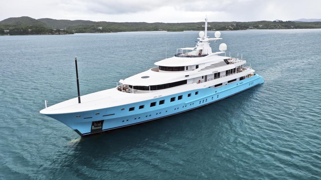 yacht Axioma