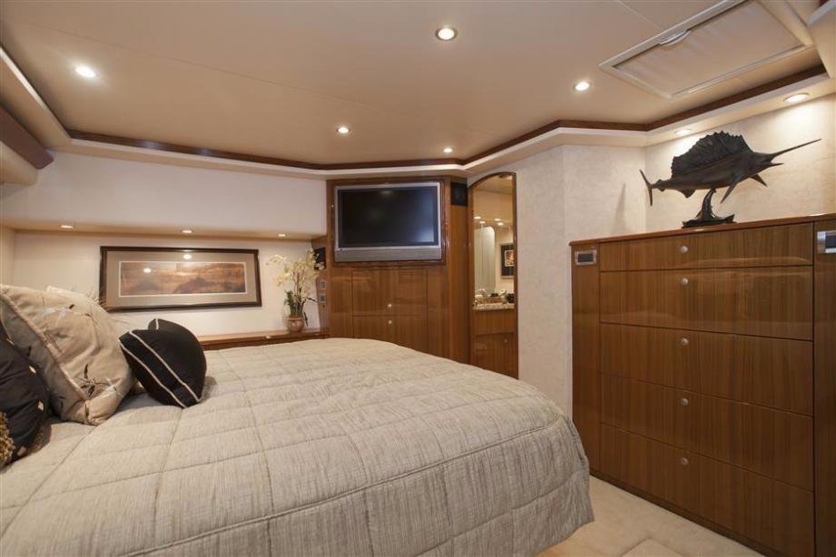 yacht Viking Sportfish Enclosed Flybridge