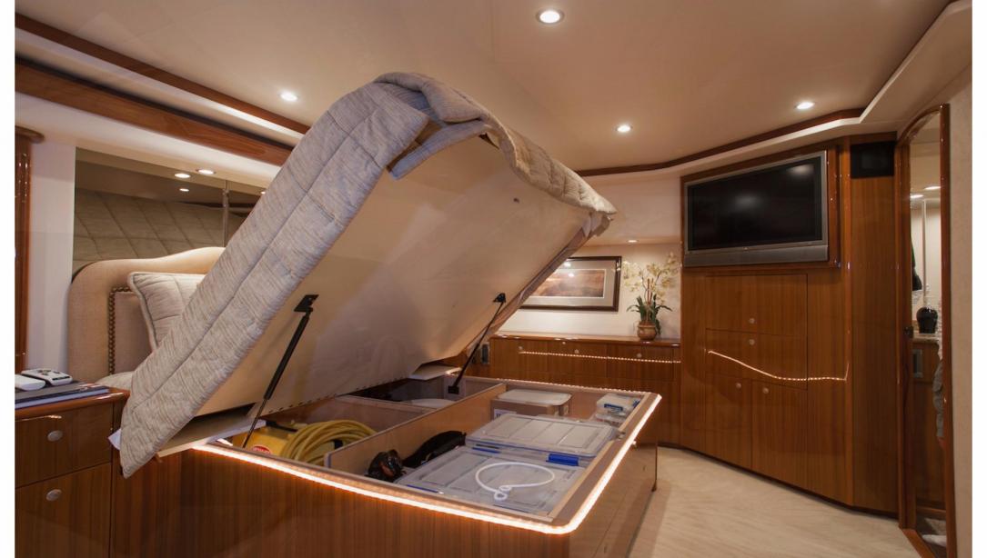 yacht Viking Sportfish Enclosed Flybridge
