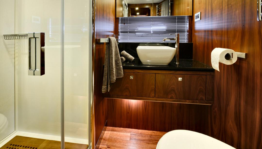 yacht Blade 6
