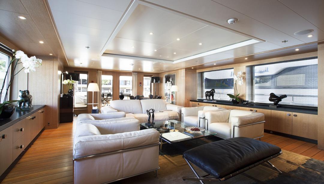 yacht Lady Nag Nag