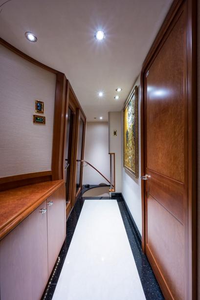 yacht Natural 9