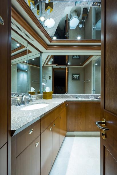 yacht Natural 9