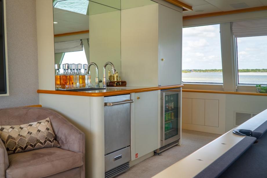 yacht Gale Winds