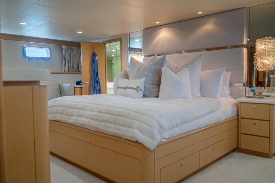 yacht Gale Winds