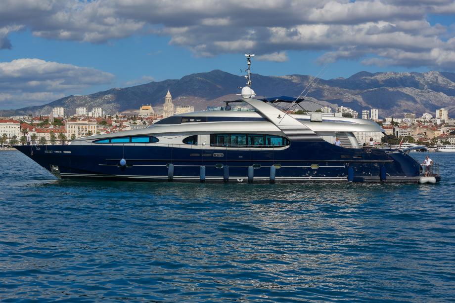 yacht Blue Mamba