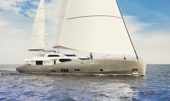 yacht Lunar