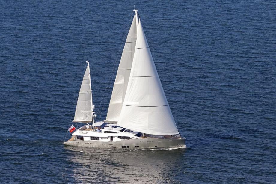 yacht Lunar