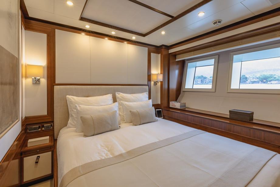 yacht New Waves