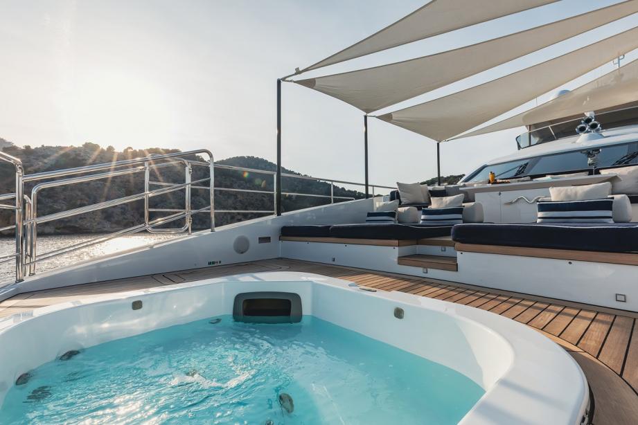 yacht New Waves