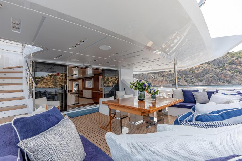 yacht New Waves