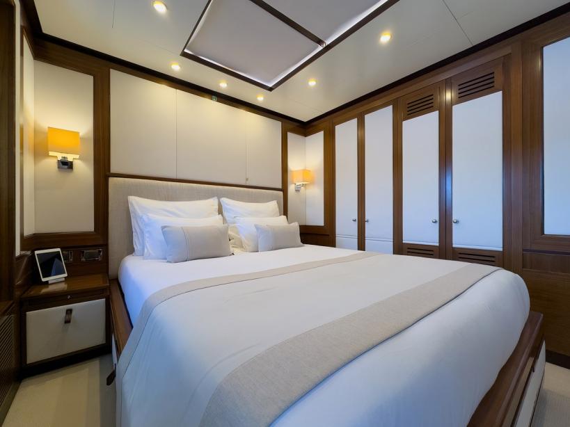 yacht New Waves