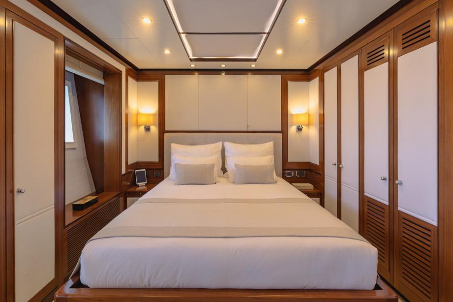 yacht New Waves