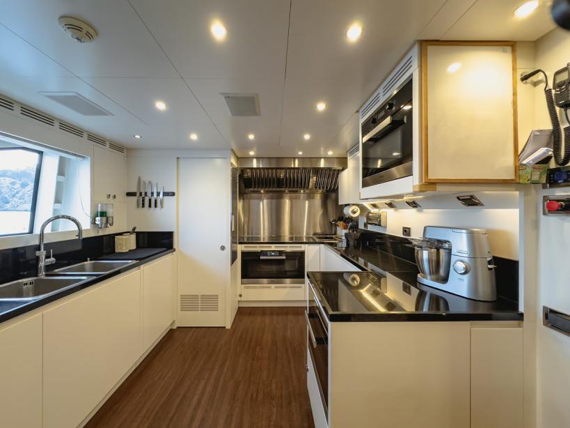 yacht New Waves