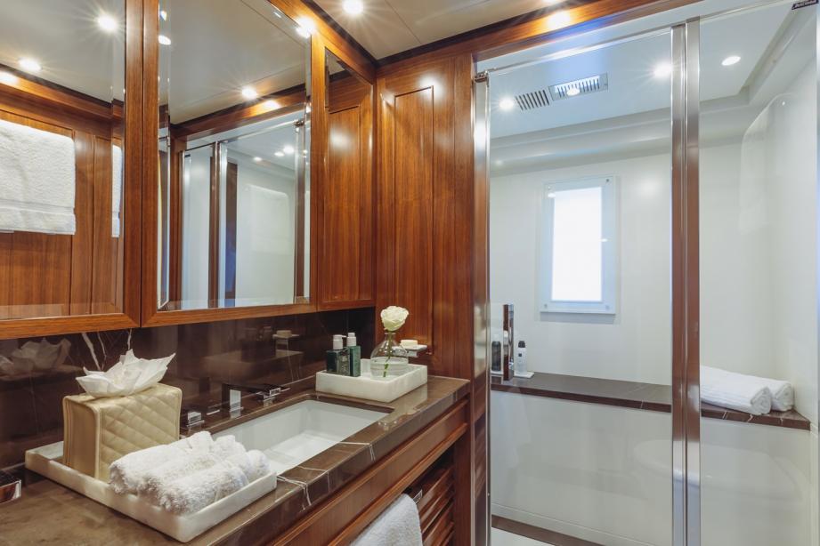 yacht New Waves
