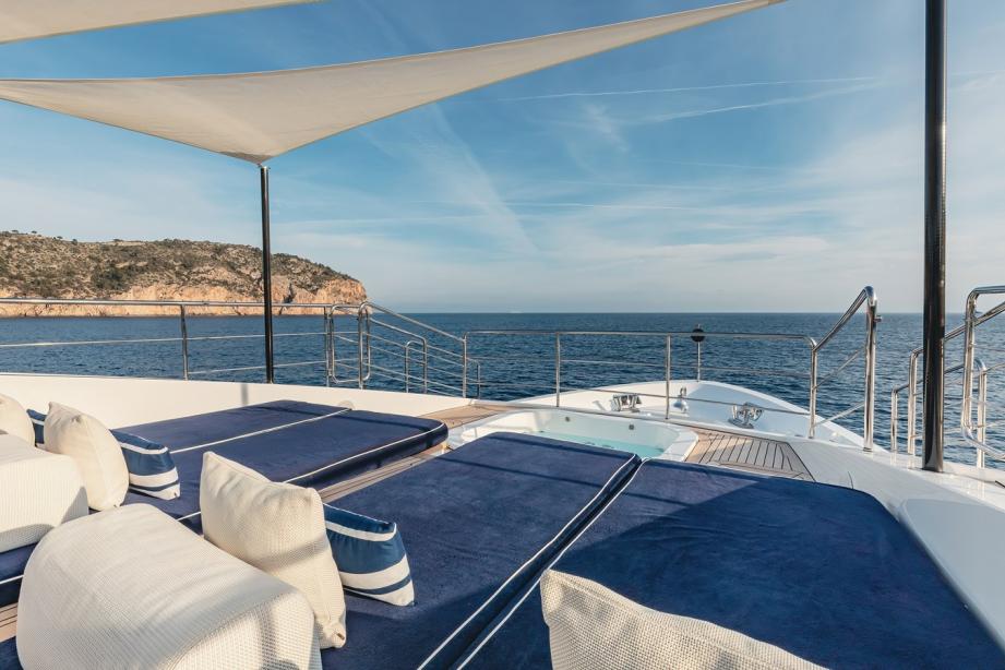 yacht New Waves
