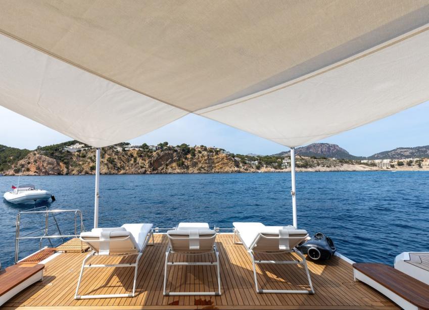 yacht New Waves