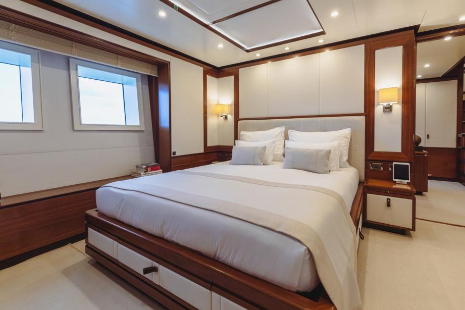 yacht New Waves